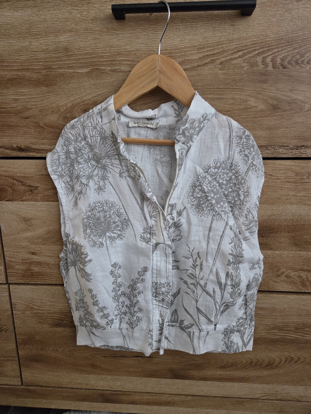 Laura Bianchi White and Gray Floral Linen Sleeveless Blouse